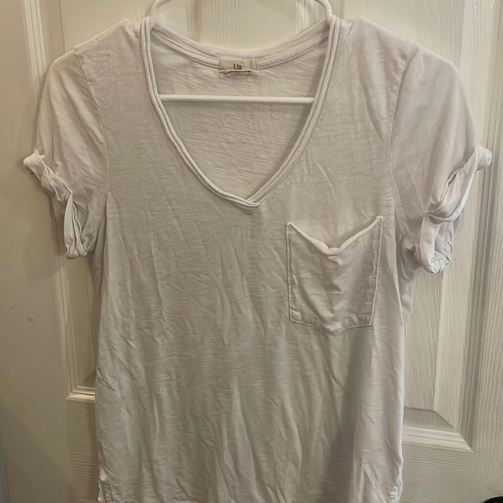 White short sleeve t.La tshirt